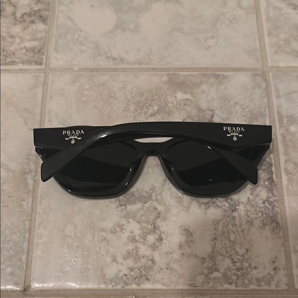 Chic Black Cat-Eye Sunglasses - Picture 1 of 2